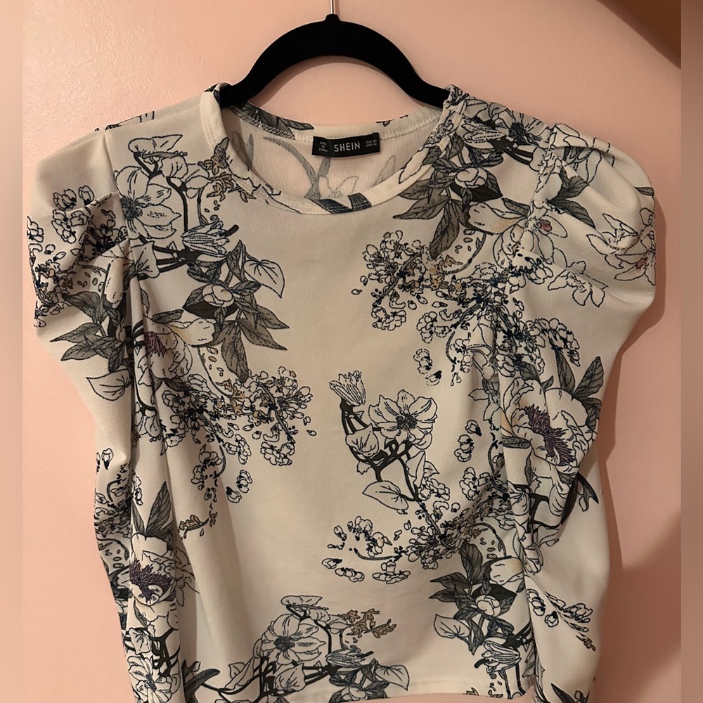 Floral shein blouse with minor puff sleeve